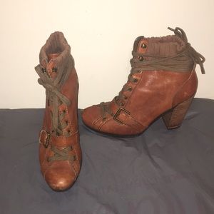 Nine West!! Brown lace up bootie with buckle.